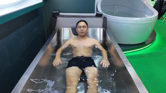 巴塞罗那现场｜我们的同事，替你先躺进漂浮舱了！